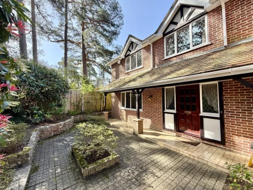 Detached House Photo 4