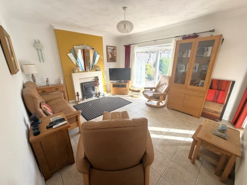 Detached Bungalow Photo 2