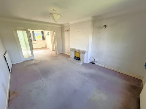 Semi-Detached House Photo 2