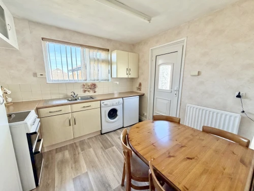 Detached Bungalow Photo 3