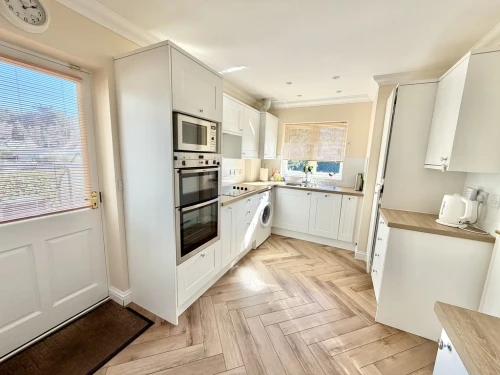 Detached Bungalow Photo 3