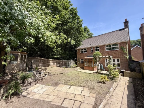 Detached House Photo 4