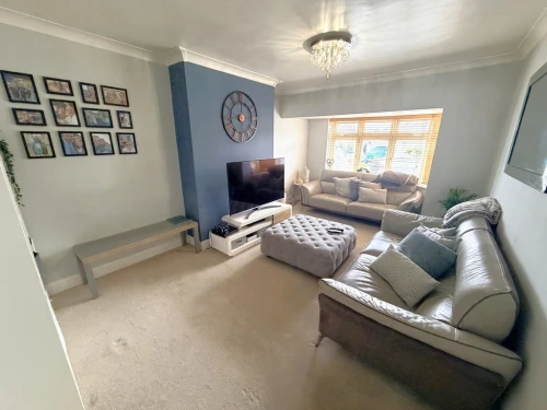 Semi-Detached Bungalow Photo 2