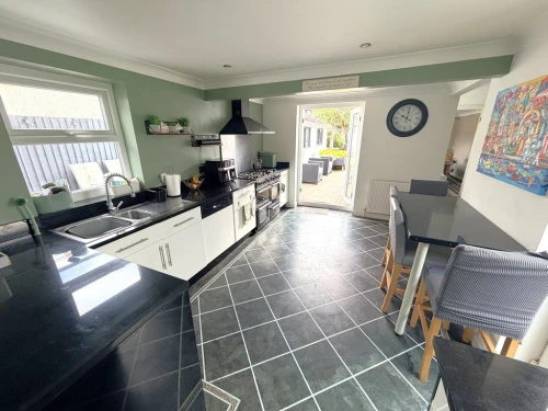 Semi-Detached Bungalow Photo 3