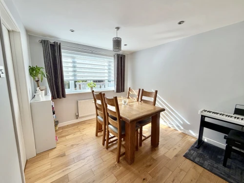 End Terraced House Photo 4