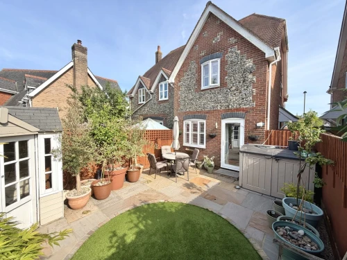 Semi-Detached House Photo 4