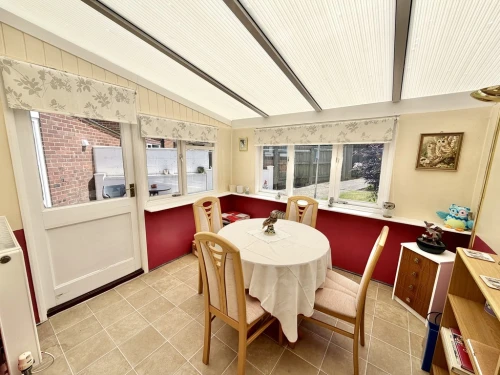 Semi-Detached Bungalow Photo 4