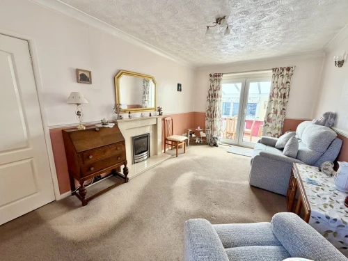 Semi-Detached Bungalow Photo 2