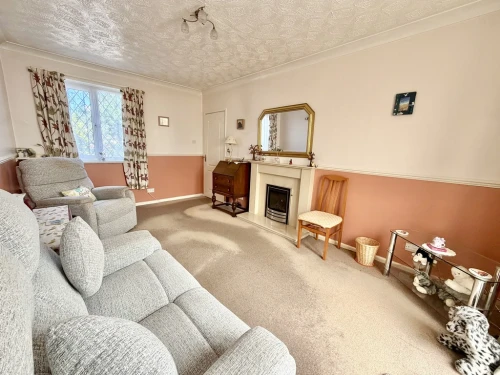 Semi-Detached Bungalow Photo 3
