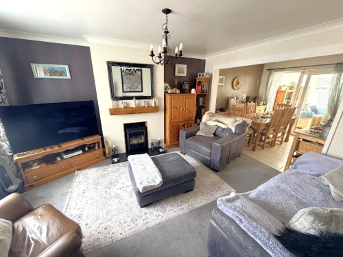 Mid Terraced House Photo 2
