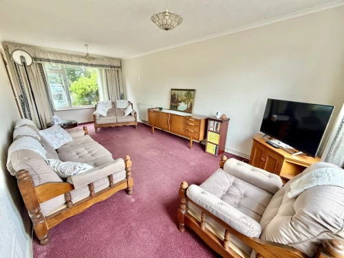 Mid Terraced House Photo 4