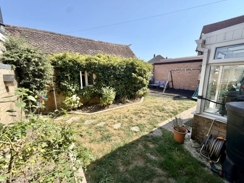 Semi-Detached House Photo 4