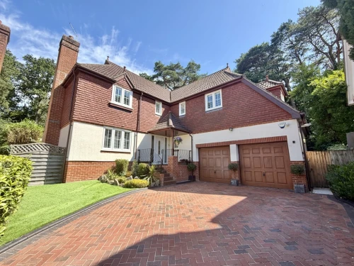 Detached House Photo 4