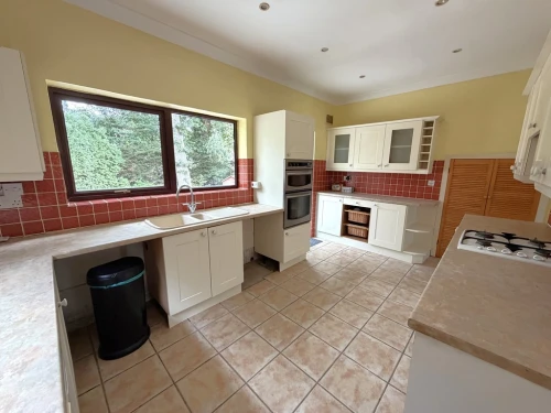 Detached Bungalow Photo 3