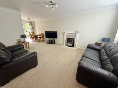 Semi-Detached House Photo 4