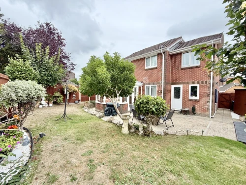 Detached House Photo 4