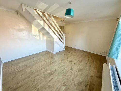 Mid Terraced House Photo 4